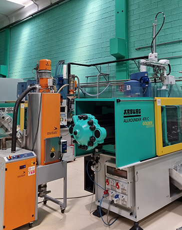 Macchina per stampaggio ad iniezione